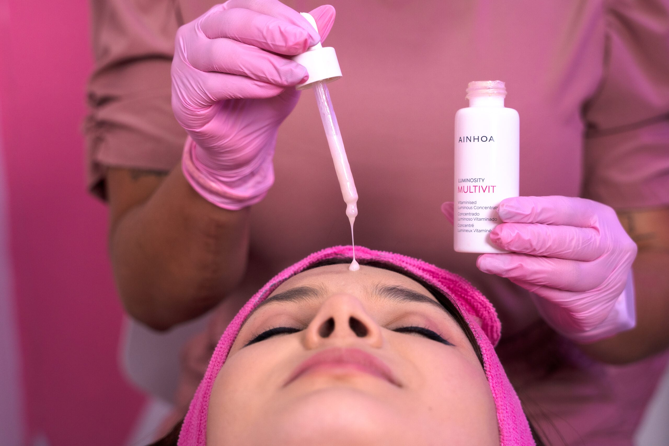 Lifting facial no invasivo que redefine el óvalo facial y rejuvenece visiblemente tu piel con resultados naturales.
