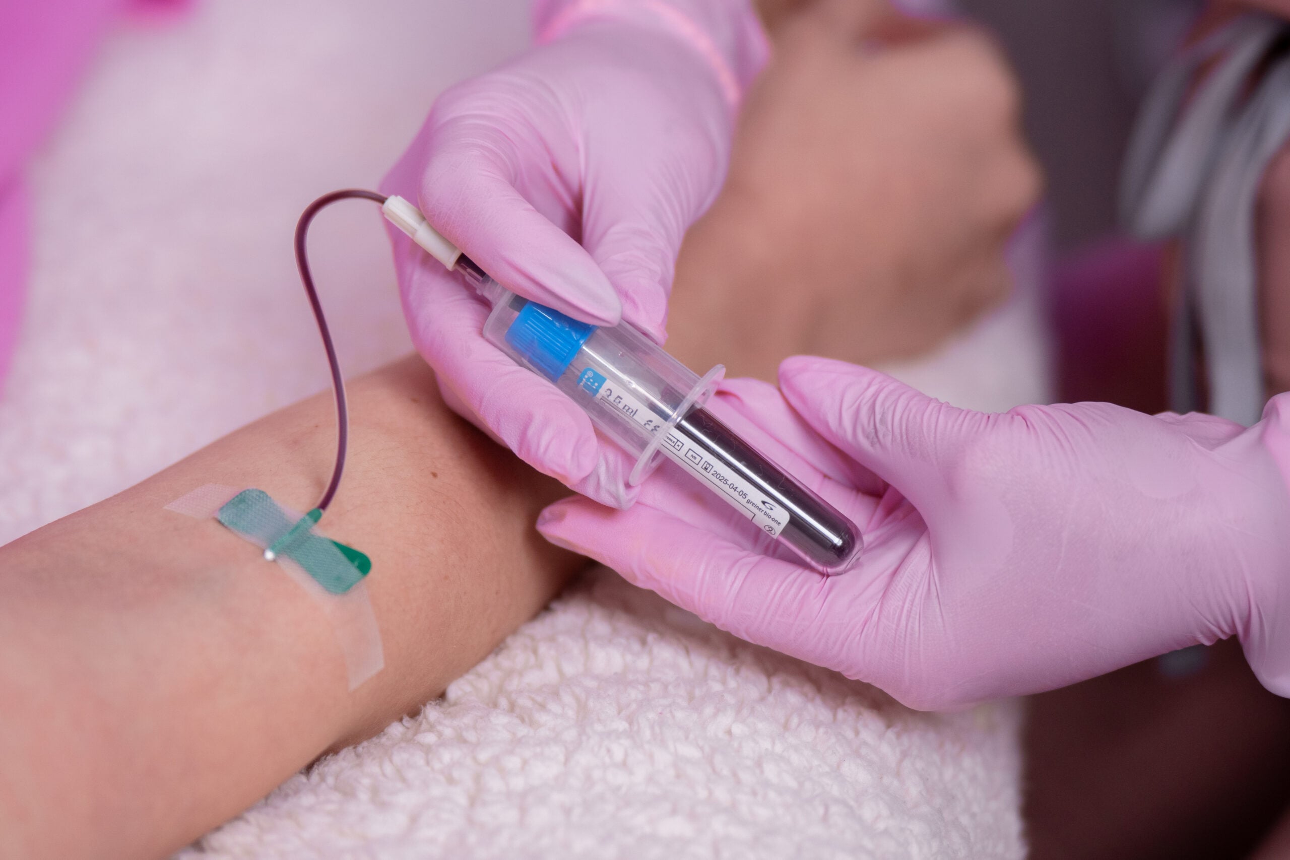 Regeneración profunda con tu propio plasma que estimula colágeno, rejuvenece y revitaliza tu piel de manera natural.