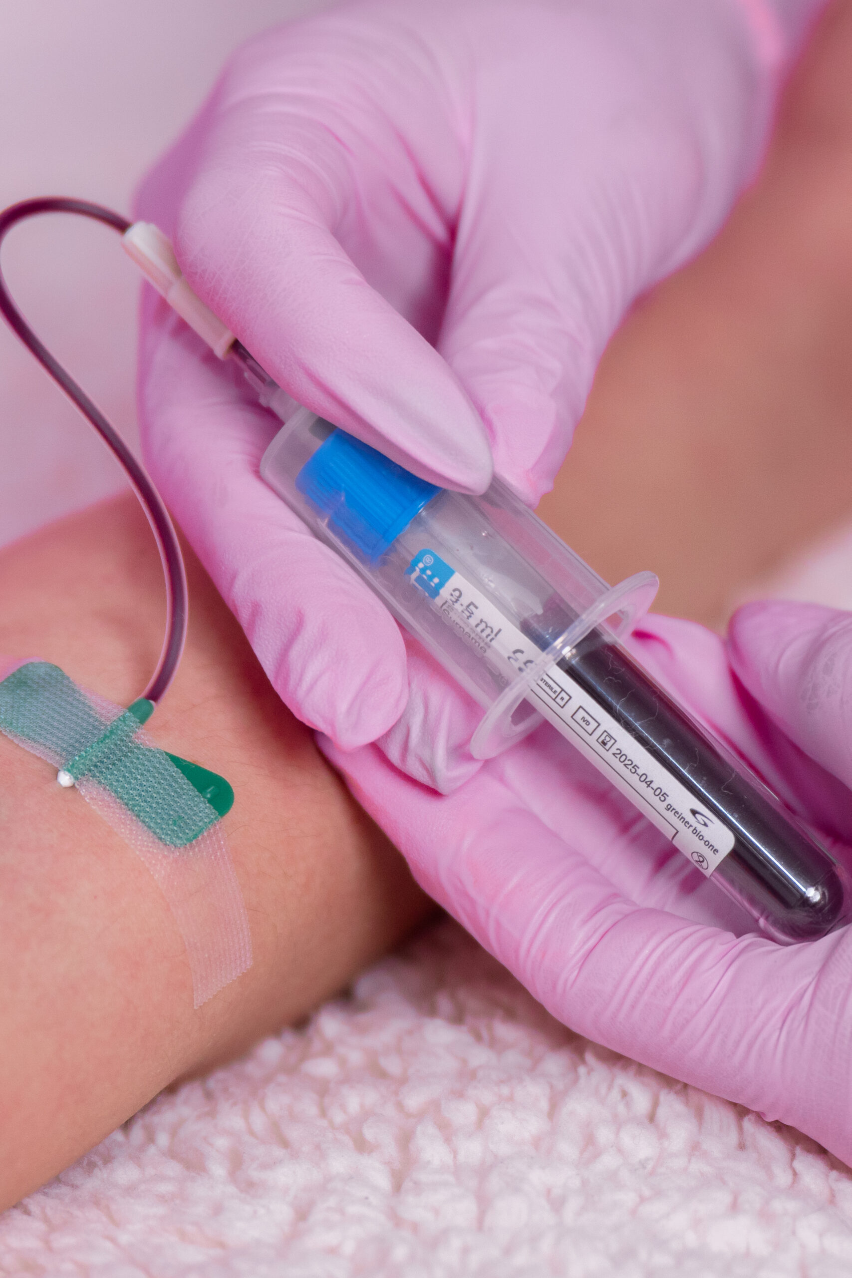Regeneración profunda con tu propio plasma que estimula colágeno, rejuvenece y revitaliza tu piel de manera natural.